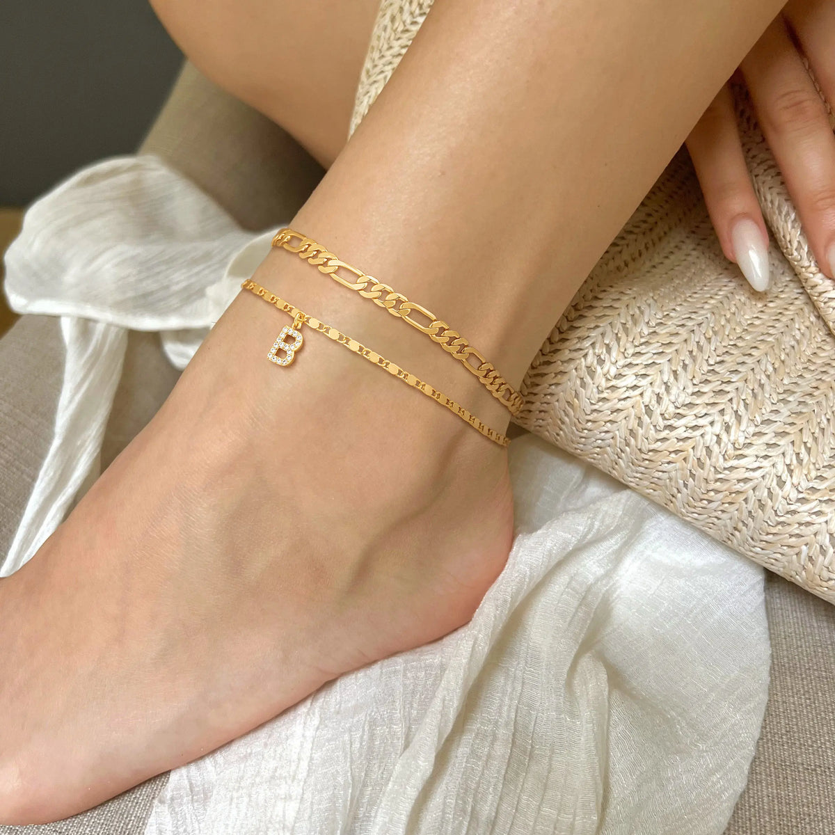 Ankle Bracelets for Women Dainty Chain Initial Pendant Anklets Set Hypoallergenic A-Z Gifts for Girls Trendy Adjustable Size Waterproof Costume Accessories