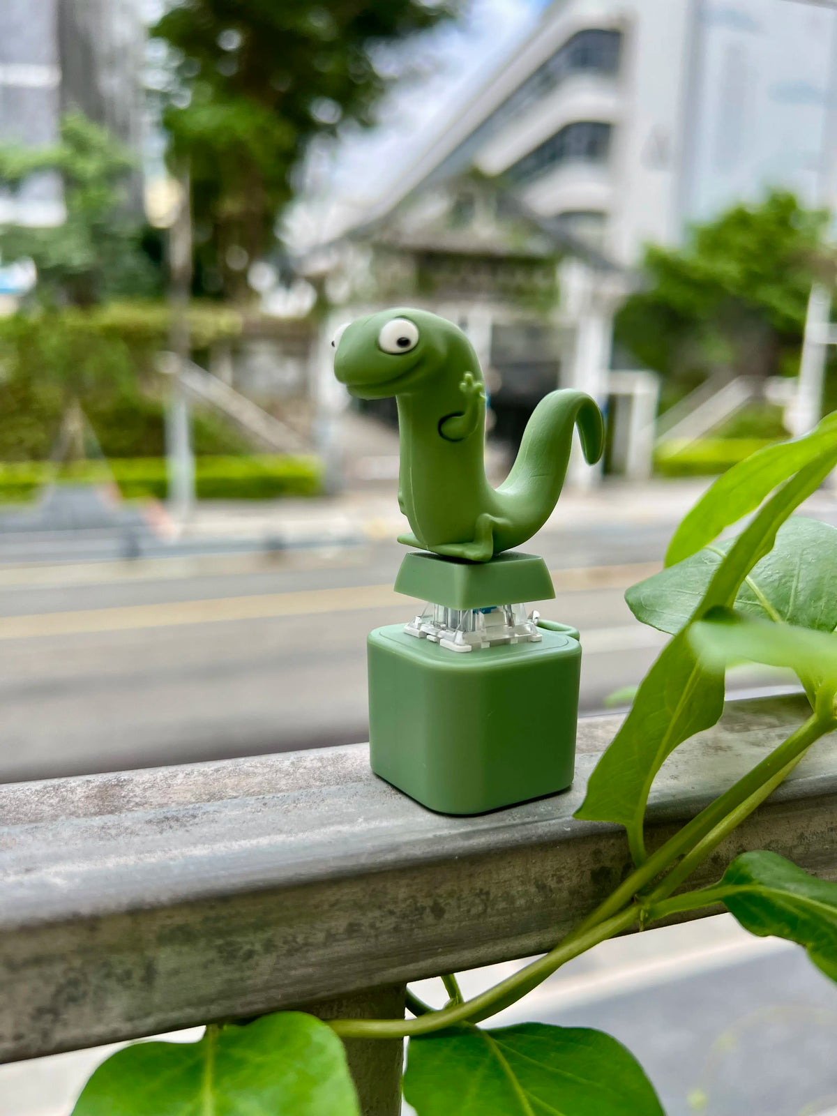 Lizard, Frog & Coquí Button Keychain – Rechargeable LED Light, Color-Changing Sound Toy | Valentine’s Gift for Kids & Adults